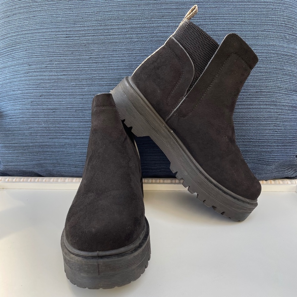 Qupid Black Raffi Chelsea Lug Boot - Size
